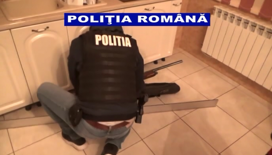 Armă letală fără acte, descoperită la percheziţii (VIDEO)