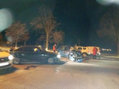 Impact cu doi răniţi şi trei maşini avariate