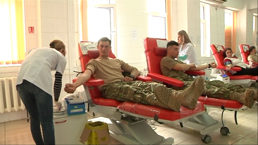 Grupul de iniţiativă civică „Galaţi4x4.ro“ şi militarii au dublat numărul donatorilor de sânge