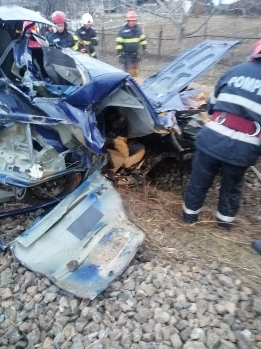 Mașină lovită de tren la Barcea. Un bărbat a murit