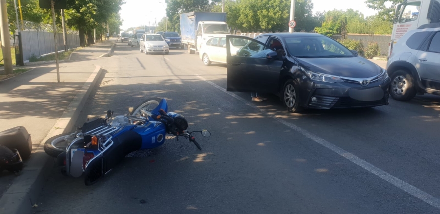 Galaţi: Impact între o maşină şi o motocicletă, pe strada Traian