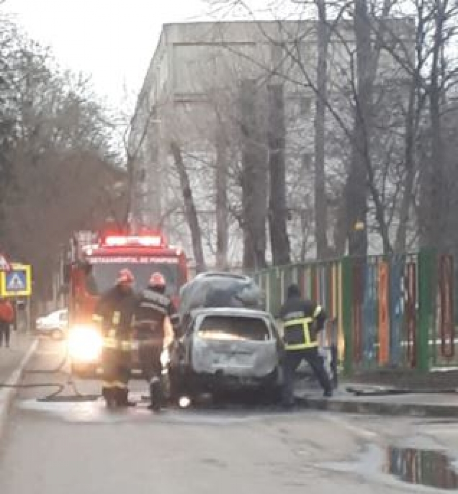 Maşină în flăcări în faţa Şcolii nr. 2 din Galaţi (VIDEO)