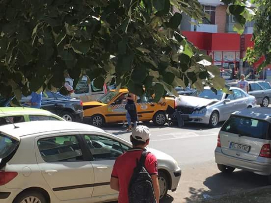 Tamponare cu 5 maşini avariate