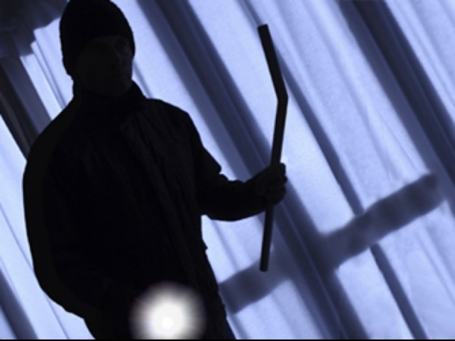 Doi bătrâni au reuşit să convingă un tâlhar că nu ţin bani în casă