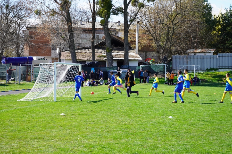 Fotbal, tinereţe şi credinţă. Campionat şcolar de fotbal la Ghidigeni (FOTO)