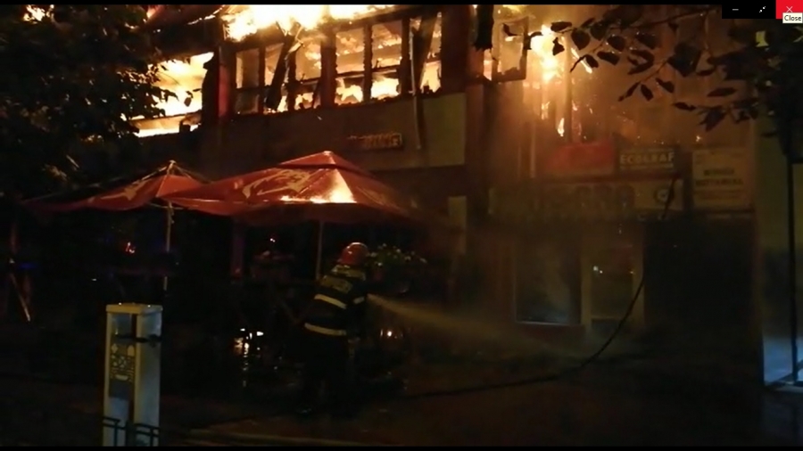 FOTO/VIDEO | Incendiu de amploare la un restaurant din Ţiglina I. Un bloc a fost evacuat (UPDATE)