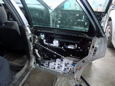 Autoturism „capitonat” cu peste 600 pachete de țigãri de contrabandã