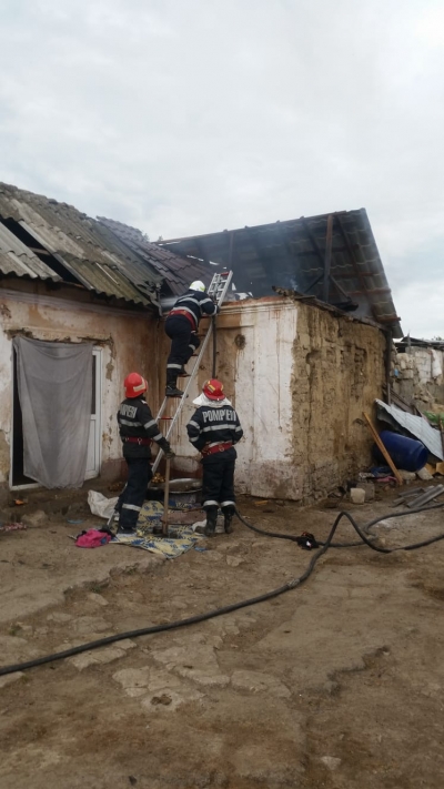 S-au jucat cu focul şi au ars casa din temelii (FOTO)