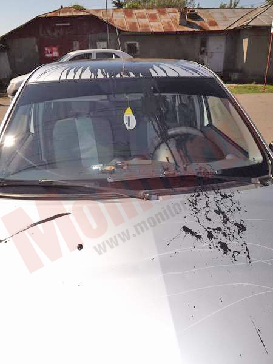 Maşina unui poliţist, vandalizată în faţa postului de poliţie