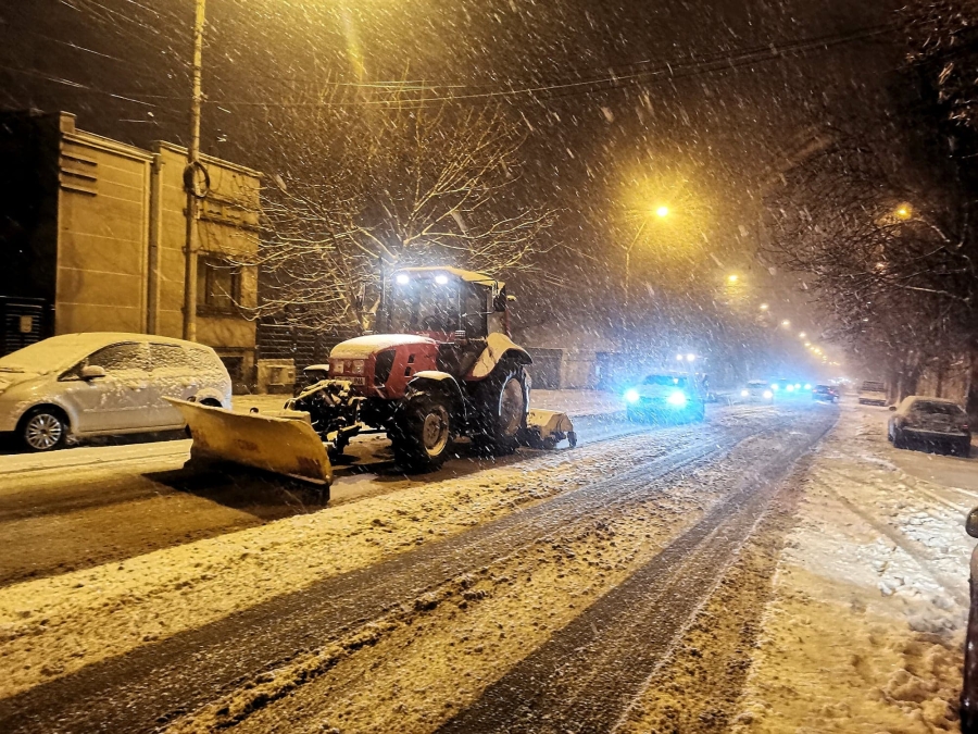 Primăria Galaţi a scos pe străzi tractoare cu perie şi sărăriţe, gălăţenii spun că nu le-au văzut