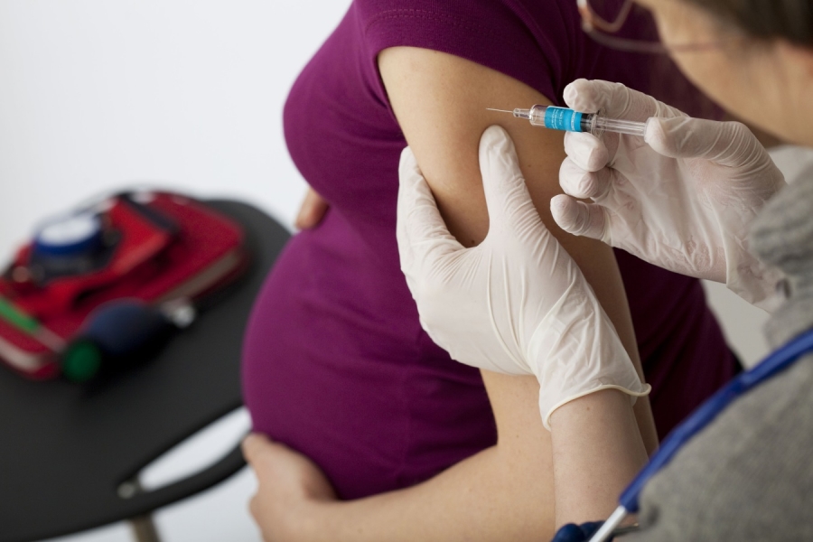 Femeile gravide sau care alăptează se pot imuniza cu vaccinuri anti-COVID