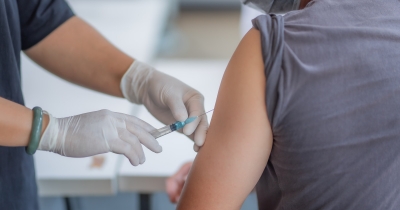 Riscul de infectare cu COVID-19 la persoanele vaccinate cu două doze creşte în timp