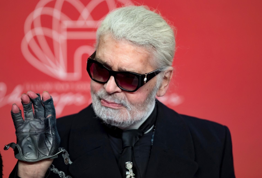 Mănuşile fără degete şi alte obiecte ale creatorului de modă Karl Lagerfeld, scoase la licitaţie la Köln