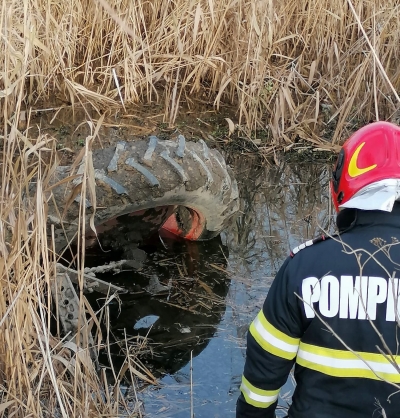 Bărbat găsit mort într-un tractor căzut în canal