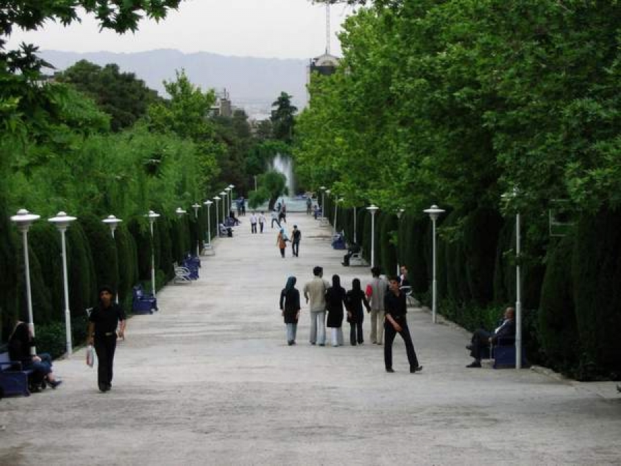 Primăria din Teheran vrea bănci separate în parcuri pentru femei şi bărbaţi