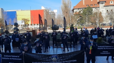 Brăila: Poliţiştii şi grefierii au protestat în faţa Prefecturii (VIDEO)