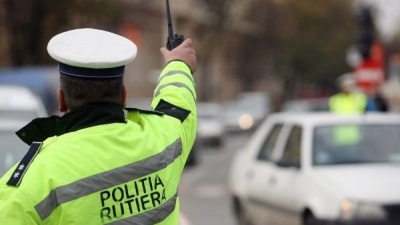 Prins fără permis la volan a luat-o la fugă pe câmp
