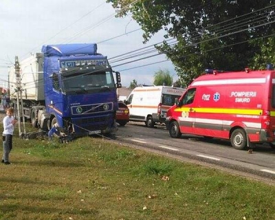 Autoturism lovit de TIR şi aruncat într-un autobuz