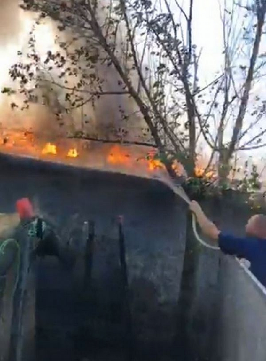 VIDEO: Incendiu la Cuza Vodă. O bătrână a ajuns la spital