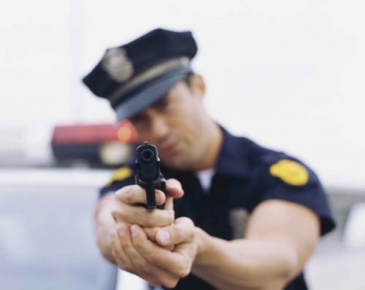 Poliţiştii gălăţeni sunt în alertă! Un şofer fără permis a luat pe capotă un poliţist şi a demarat în focuri de armă