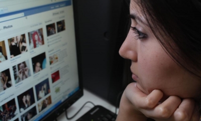 Circa 76% dintre români folosesc reţelele sociale în special pentru a urmări postările prietenilor