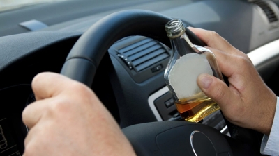 Prins la volan beat şi cu permis fals de conducere