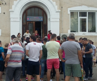 Intervenţie la Paşapoarte, unii au încercat să se bage în faţă şi au fost chemaţi jandarmii