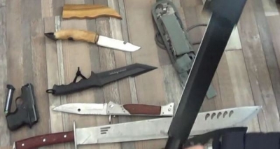 (VIDEO) Flagrant şi percheziţii în Galaţi: Pistoale, cuţite de vânătoare şi baionete, descoperite de poliţiştii gălăţeni