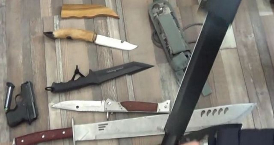 (VIDEO) Flagrant şi percheziţii în Galaţi: Pistoale, cuţite de vânătoare şi baionete, descoperite de poliţiştii gălăţeni