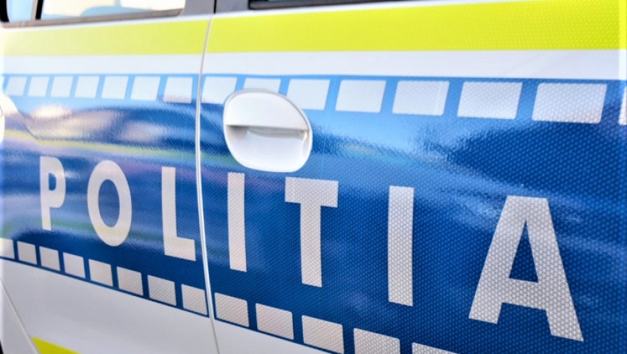 I-a "bătut" cu maşina în poartă