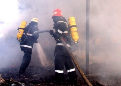 Incendiu puternic la Matca de la jarul căzut din sobă