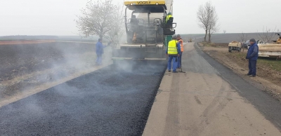 Continuă asfaltările în judeţ. Unde se lucrează acum