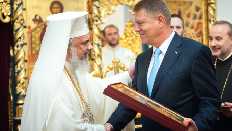 Patriarhul Bisericii Ortodoxe Române Daniel a fost decorat de președintele Klaus Iohannis cu Ordinul Național "Steaua României" în grad de Colan
