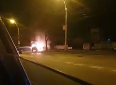 Accident pe bdul Coşbuc: una dintre maşini a ars în totalitate