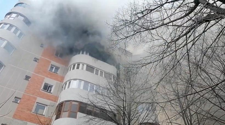 Incendiu în bloc. O femeie a căzut de la etajul 6 (UPDATE)