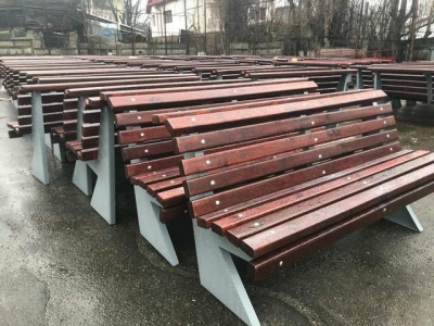 100 de bănci noi aşteaptă soarele ca să fie montate în parcurile gălăţene