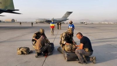 MAE: 14 cetăţeni români au ajuns pe aeroportul din Kabul