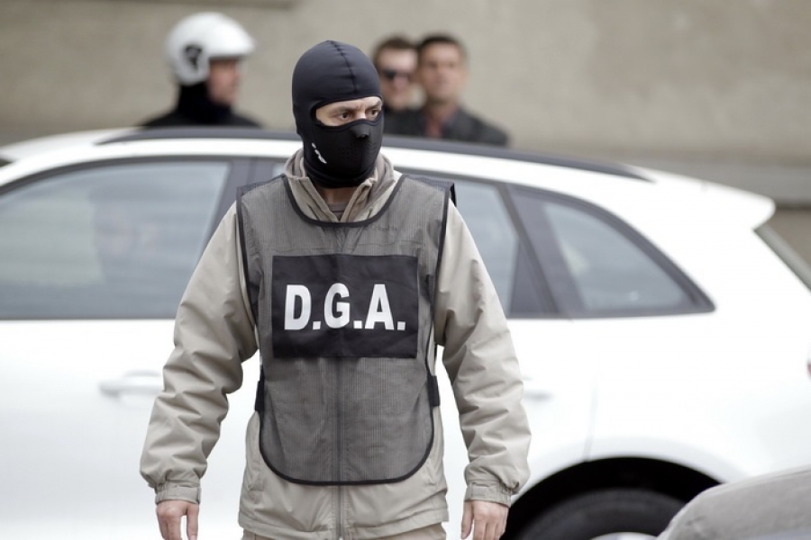 Trimis în judecată pentru că le-a dat mită poliţiştilor