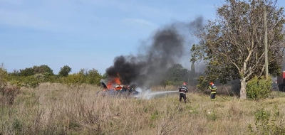 I s-a făcut rău şi a intrat cu maşina într-un copac. Autoturismul a luat foc (FOTO)
