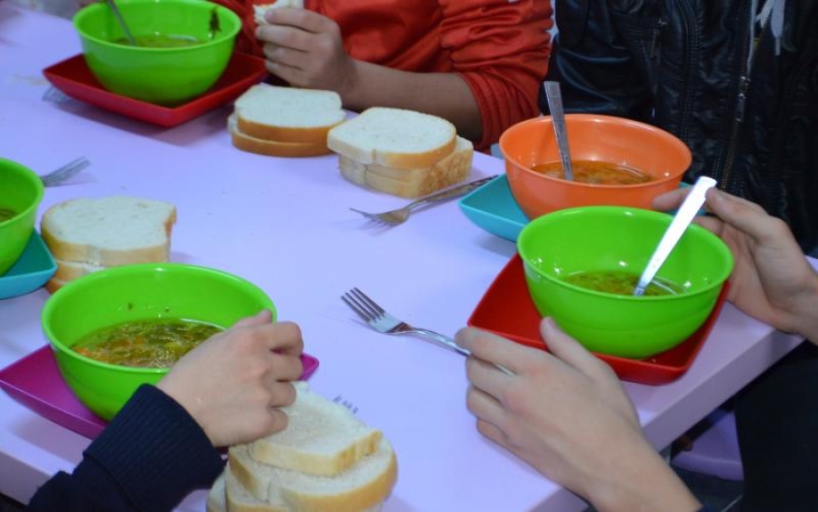 Elevii din cinci şcoli din judeţul Galaţi vor primi o masă caldă în cadrul programului „Masa caldă”