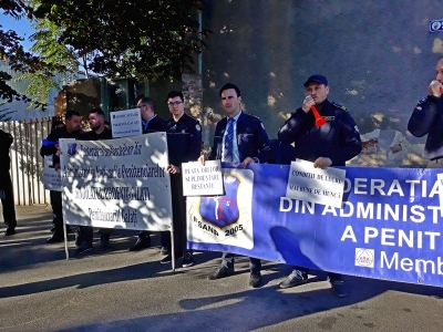 Protest în faţa Penitenciarului Galaţi: Zeci de angajaţi au scandat "Demisia" şi "Ruşine"