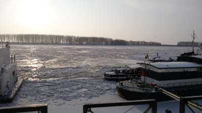 Intervenţii pentru menţinerea şenalului navigabil şi transporturi umanitare pe Dunăre