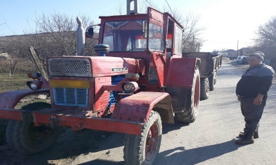 Brăilean cu permis de conducere necorespunzător, depistat conducând un tractor cu remorcă neînmatriculată