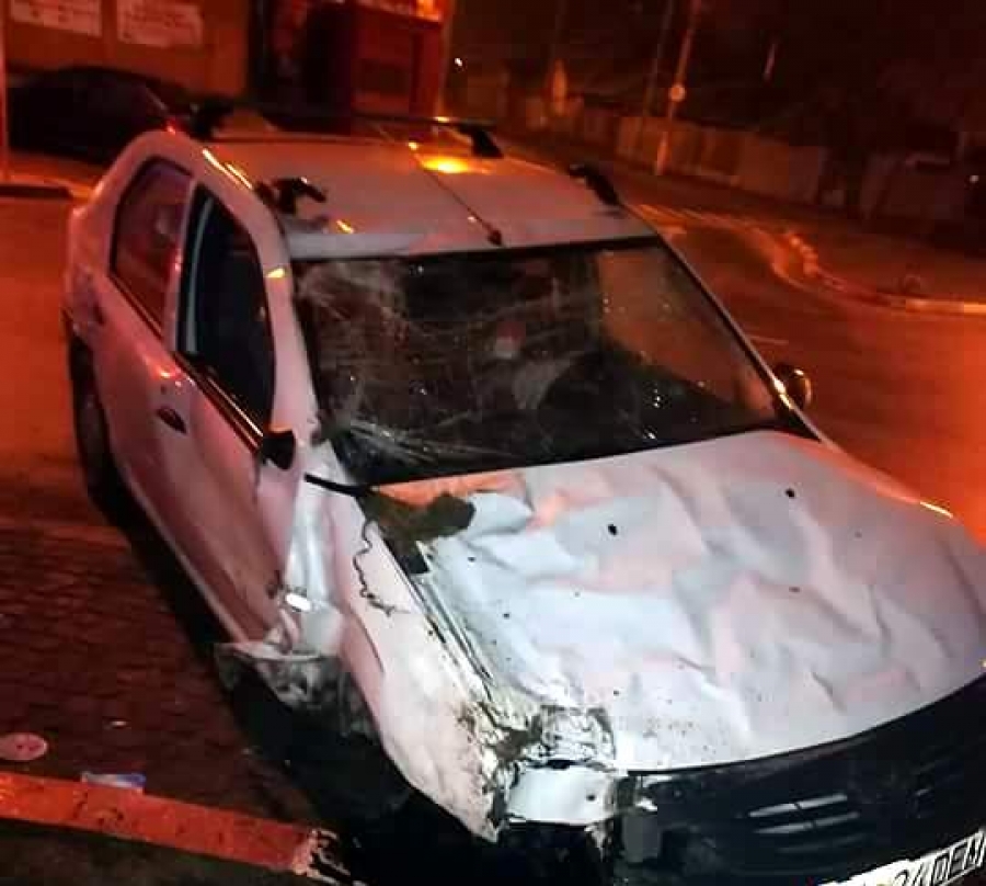 Culmea inconştienţei: Aproape în comă alcoolică s-a răsturnat cu maşina lângă mall