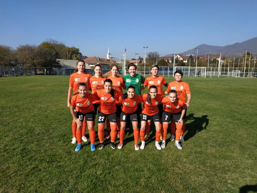 FC Universitatea Galaţi a revenit de la 0-2 la Prundu Bârgăului, a obţinut remiza şi rămâne pe podium. Victorii pentru satelit şi junioarele Under 15