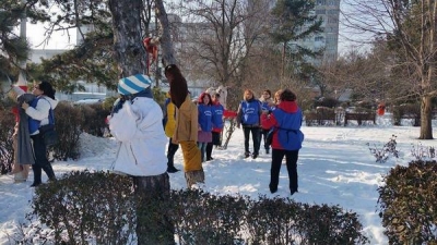 Acţiunea "Îmbracă copacii" a scos în parcuri  zeci de gălăţeni