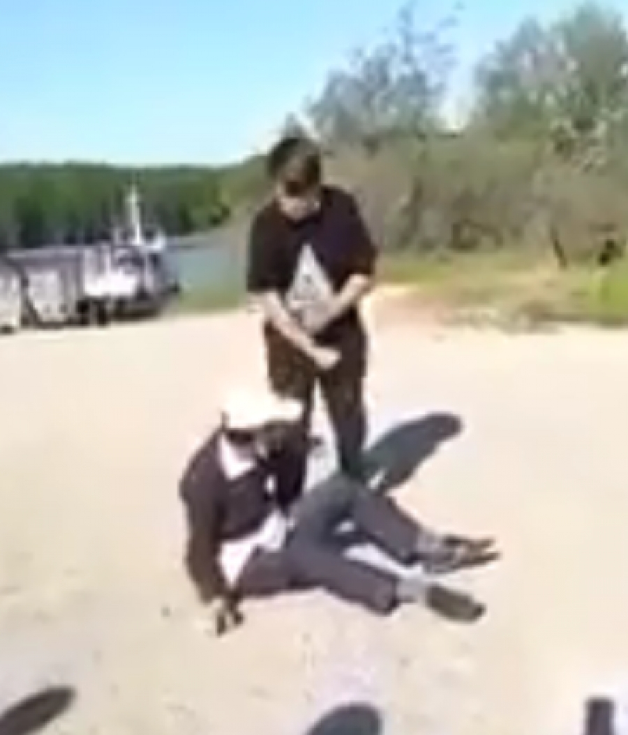 Bărbat bătut de o gaşcă de minori (VIDEO)