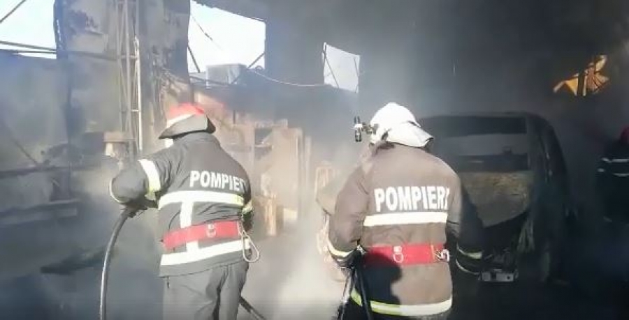 VIDEO: Incendiu la o hală din Vânători