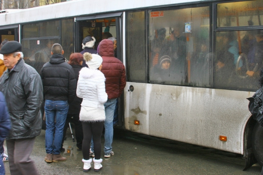 Orarul mijloacelor de transport în comun, prelungit până la miezul nopţii