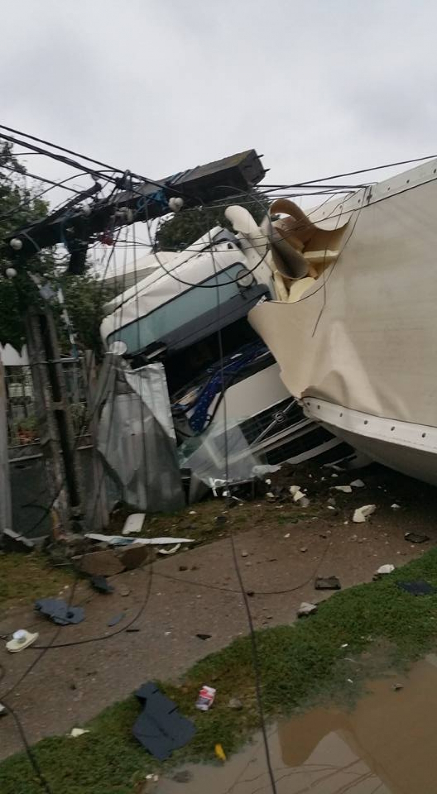 TIR răsturnat la Lieşti